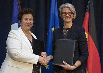 Foto: Handschlag von Bundesministerin Anja Karliczek und ihrer französischen Amtskollegin Frédérique Vidal mit der gemeinsame Erklärung 